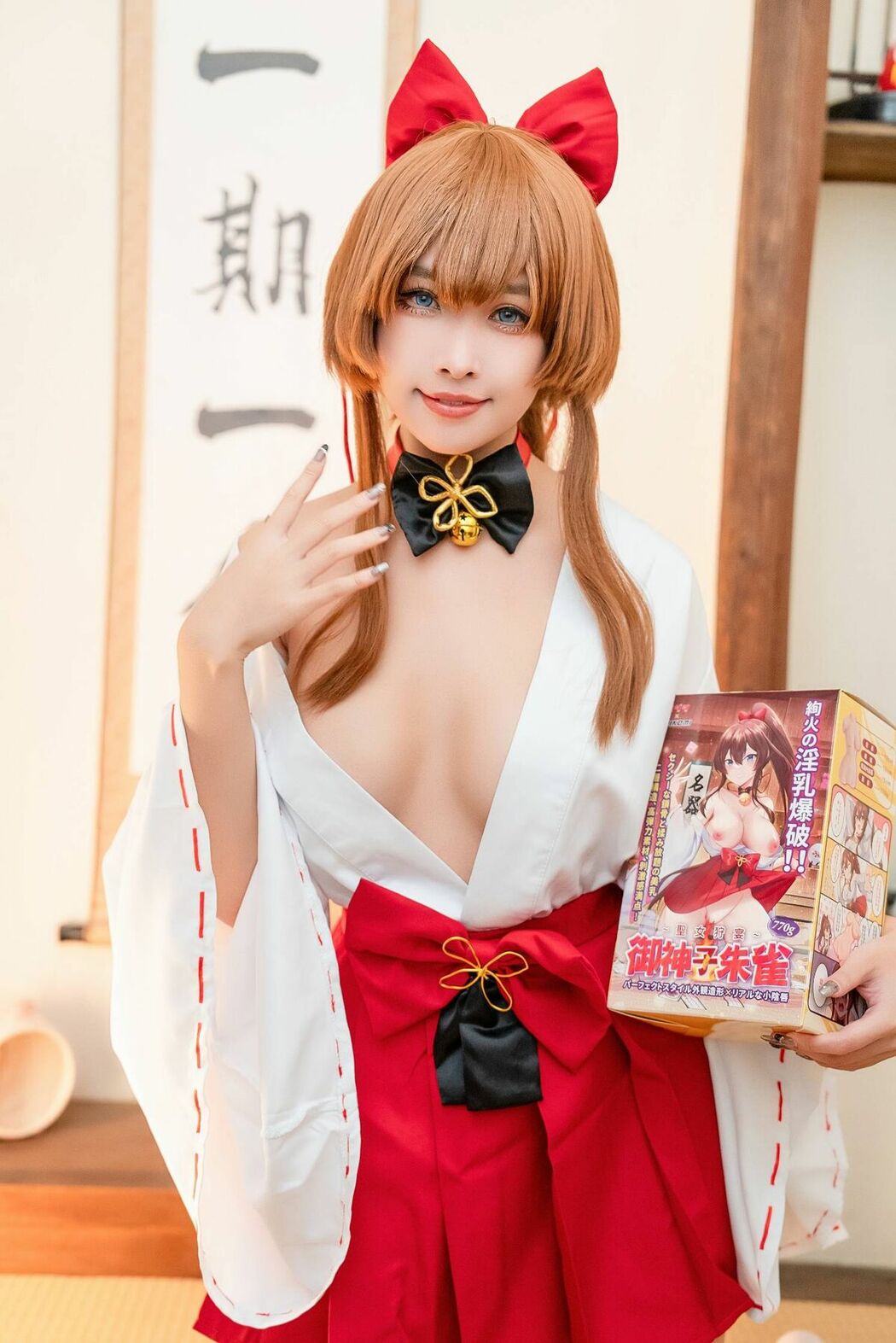 Coser@慕慕Momo – 聖女狩宴 御神子朱雀-傲嬌御姐全裸淫乳爆破 (37P – 1V)