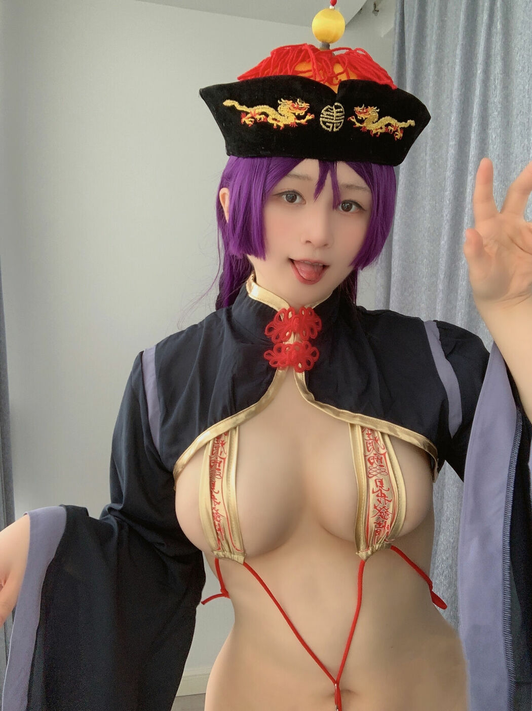 Coser@Zyra秋 – 奶光僵尸娘自拍 (30P)