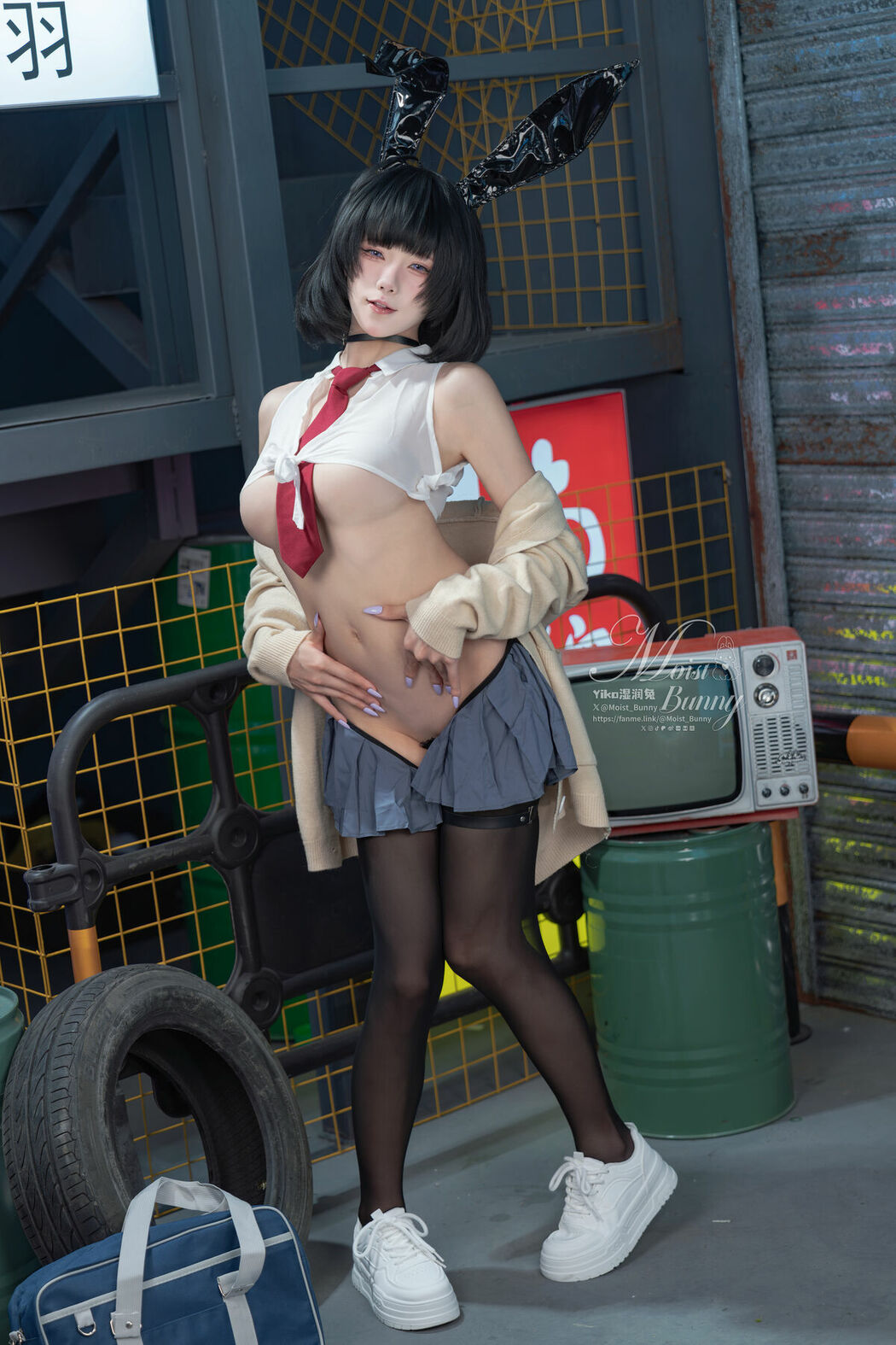 Coser@黏黏团子兔 – 10月作品 賽博逆JK 提线木偶 (88P – 3V)