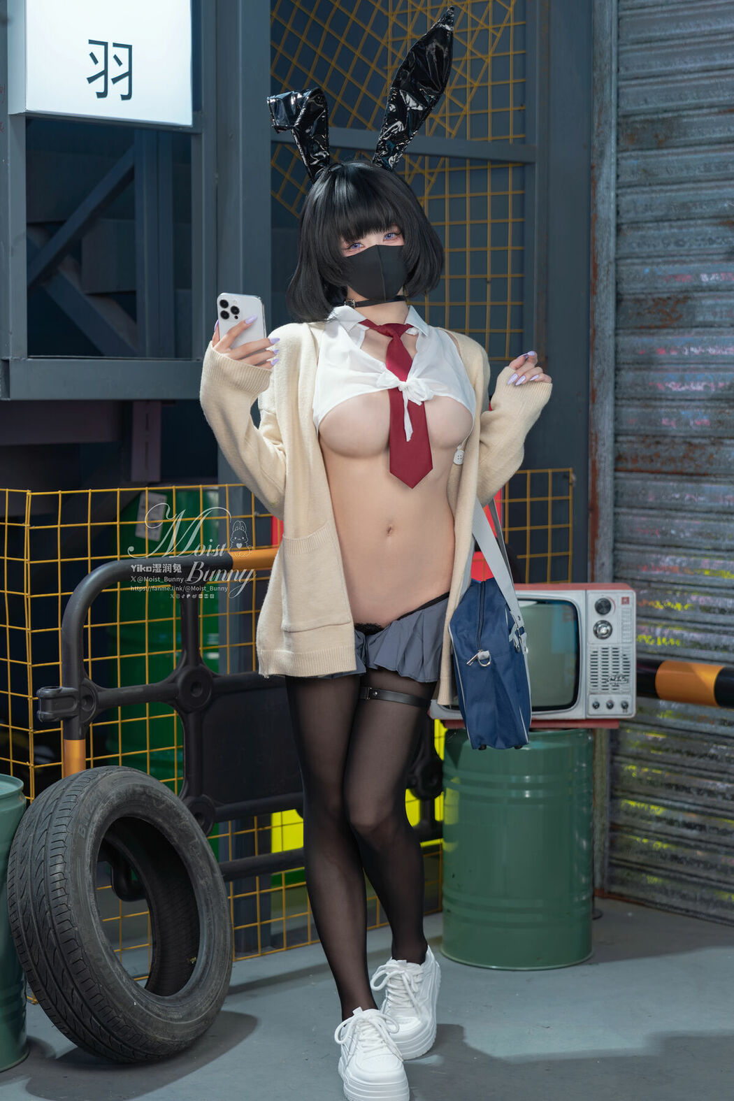 Coser@黏黏团子兔 – 10月作品 賽博逆JK 提线木偶 (88P – 3V)