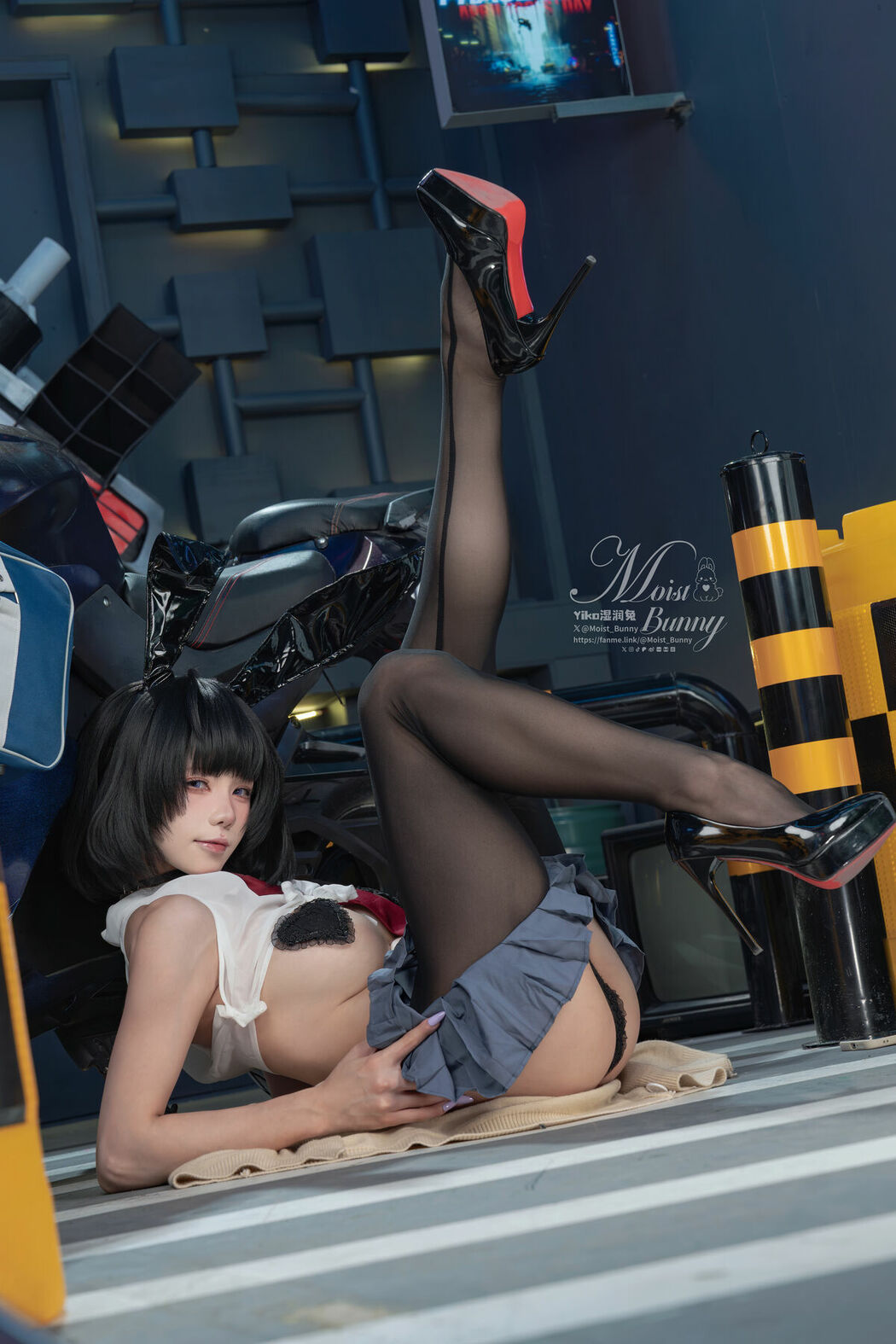 Coser@黏黏团子兔 – 10月作品 賽博逆JK 提线木偶 (88P – 3V)