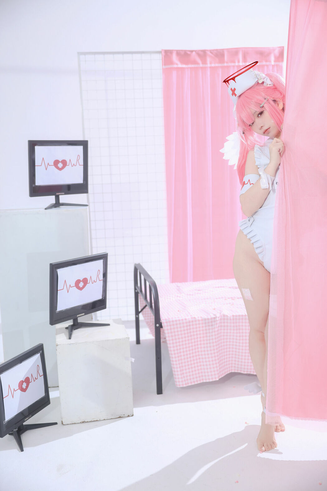 Coser@G44不会受伤 – 见习看护师 月夜见爱 (32P)