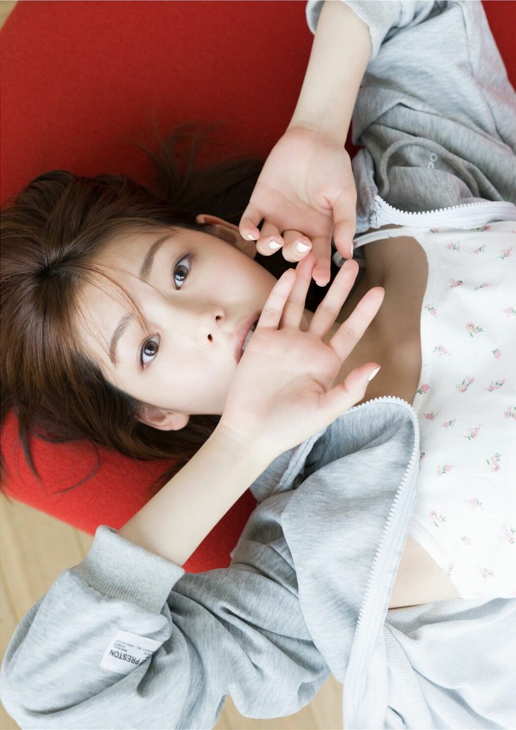 JP Riho Nakamura 中村里帆 – 写真集 Attention, please YJ PHOTO BOOK (27P)