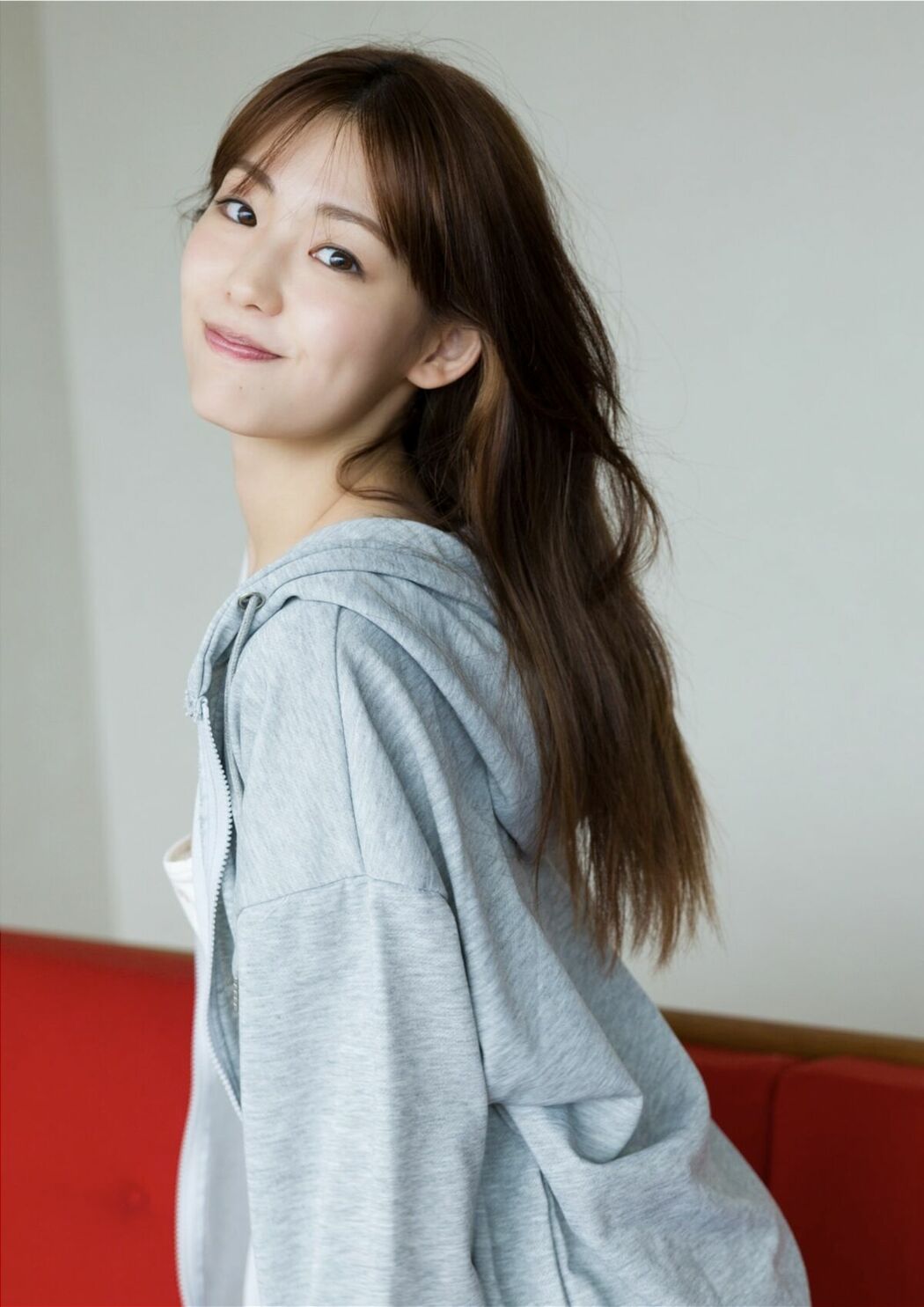 JP Riho Nakamura 中村里帆 – 写真集 Attention, please YJ PHOTO BOOK (27P)