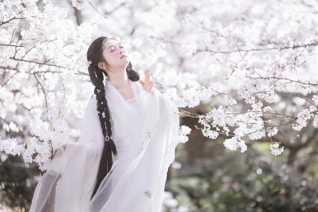 YiTuYu艺图语 Vol.9328 Bi Qi Bao Zui Piao Liang De Nu Ren (31P)