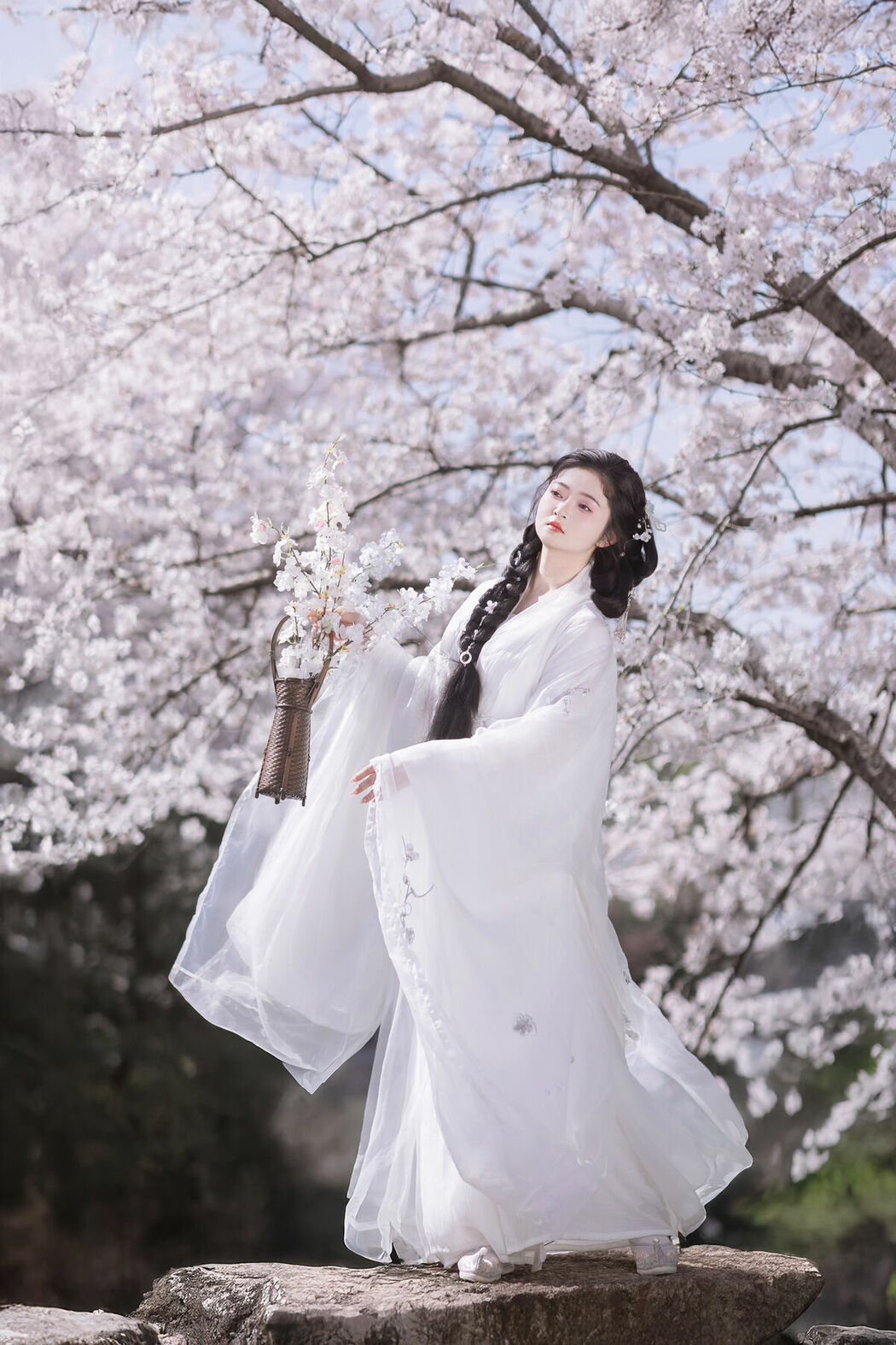 YiTuYu艺图语 Vol.9328 Bi Qi Bao Zui Piao Liang De Nu Ren (31P)