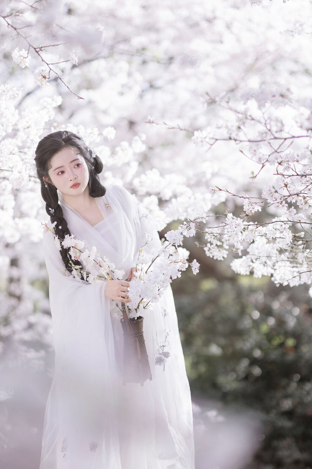 YiTuYu艺图语 Vol.9328 Bi Qi Bao Zui Piao Liang De Nu Ren (31P)