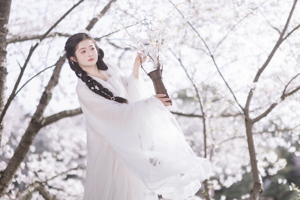 YiTuYu艺图语 Vol.9328 Bi Qi Bao Zui Piao Liang De Nu Ren (31P)