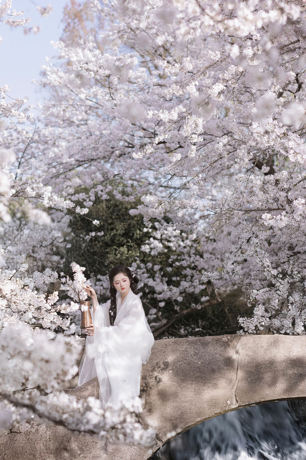 YiTuYu艺图语 Vol.9328 Bi Qi Bao Zui Piao Liang De Nu Ren (31P)