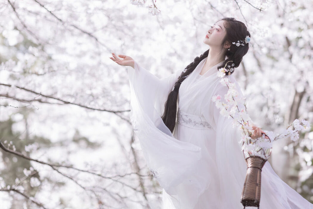 YiTuYu艺图语 Vol.9328 Bi Qi Bao Zui Piao Liang De Nu Ren (31P)