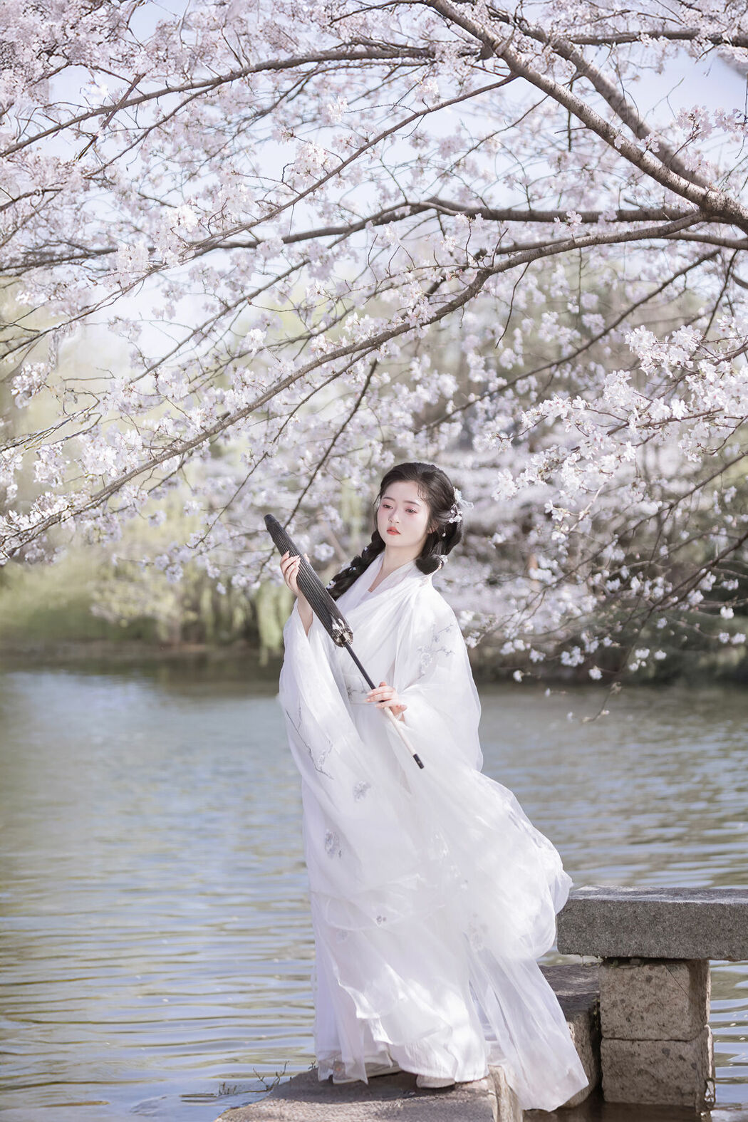 YiTuYu艺图语 Vol.9328 Bi Qi Bao Zui Piao Liang De Nu Ren (31P)