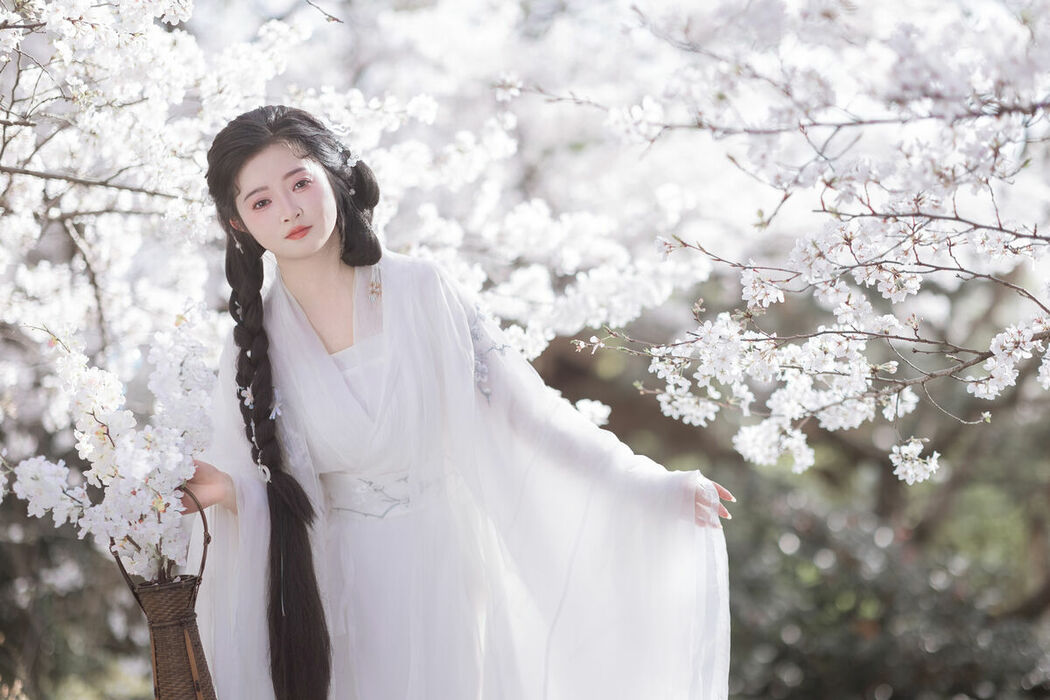 YiTuYu艺图语 Vol.9328 Bi Qi Bao Zui Piao Liang De Nu Ren (31P)