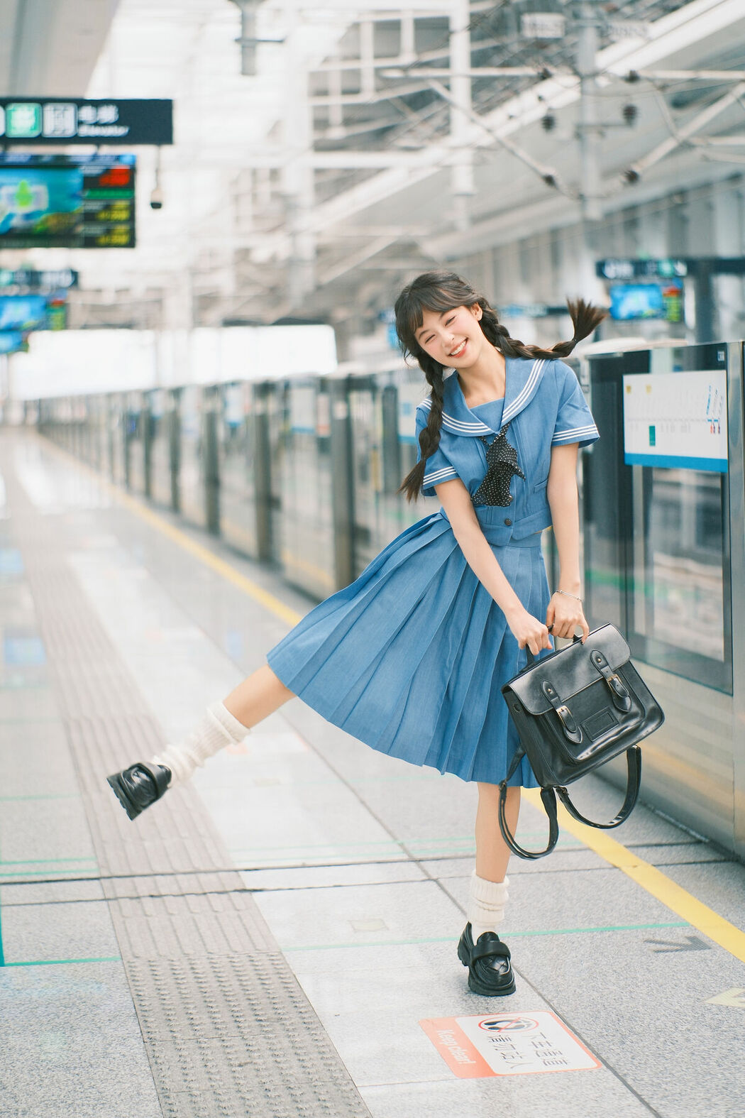 YiTuYu艺图语 Vol.9383 Xia Yu Xiao Nian (20P)