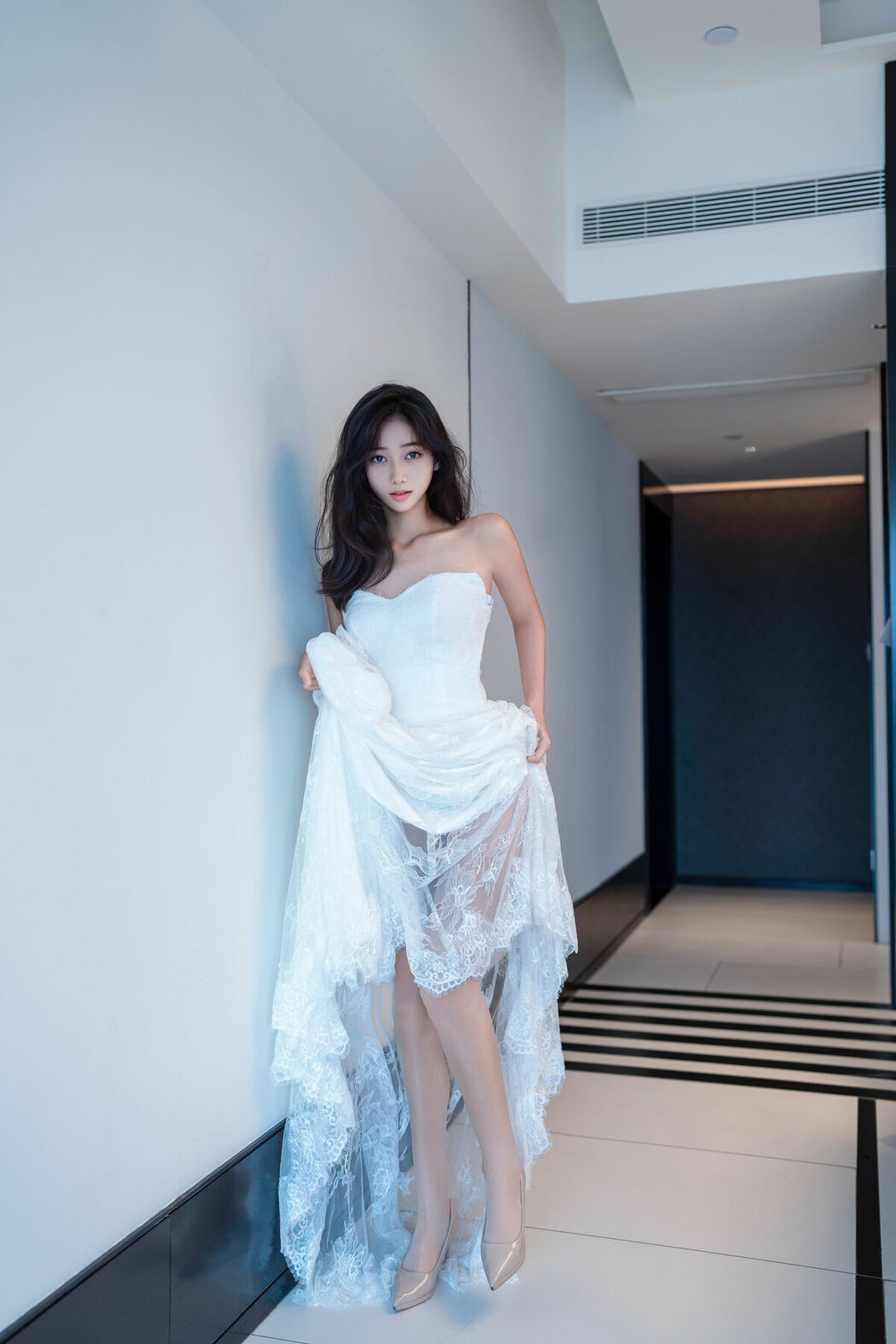 XR Uncensored Shi An An 时安安 – R18 秀人网模特 白色蕾丝长裙VS无内肉丝 Part01 (48P)