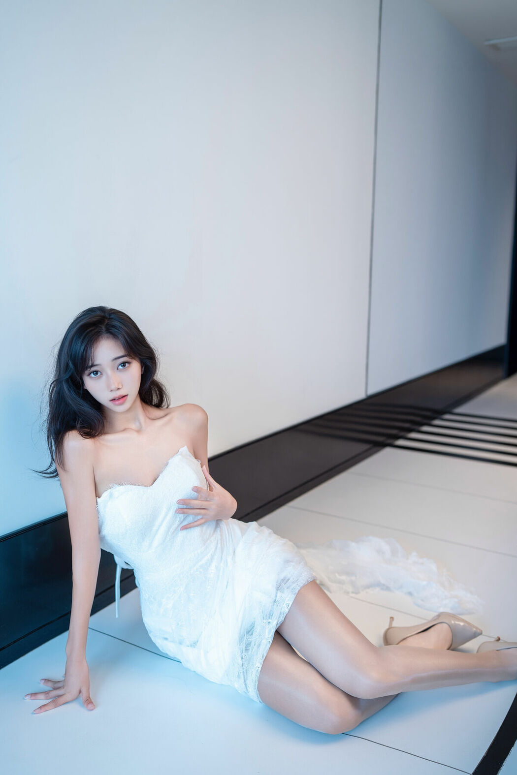 XR Uncensored Shi An An 时安安 – R18 秀人网模特 白色蕾丝长裙VS无内肉丝 Part01 (48P)