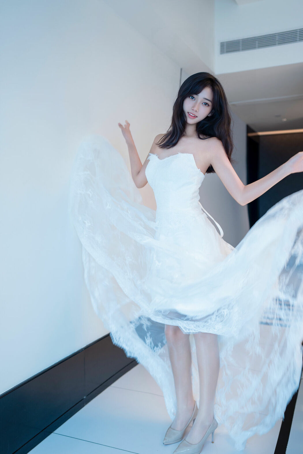 XR Uncensored Shi An An 时安安 – R18 秀人网模特 白色蕾丝长裙VS无内肉丝 Part01 (48P)