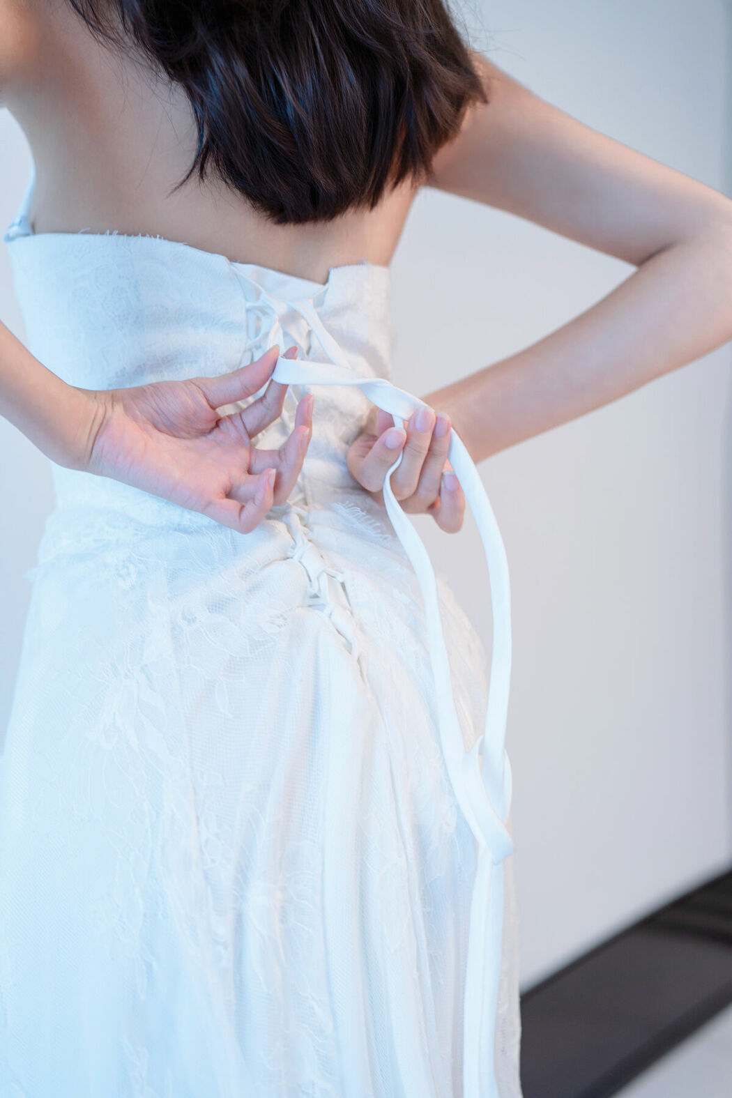 XR Uncensored Shi An An 时安安 – R18 秀人网模特 白色蕾丝长裙VS无内肉丝 Part01 (48P)