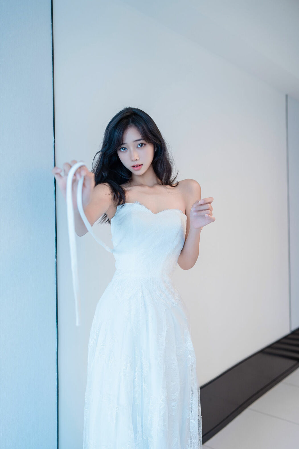 XR Uncensored Shi An An 时安安 – R18 秀人网模特 白色蕾丝长裙VS无内肉丝 Part01 (48P)