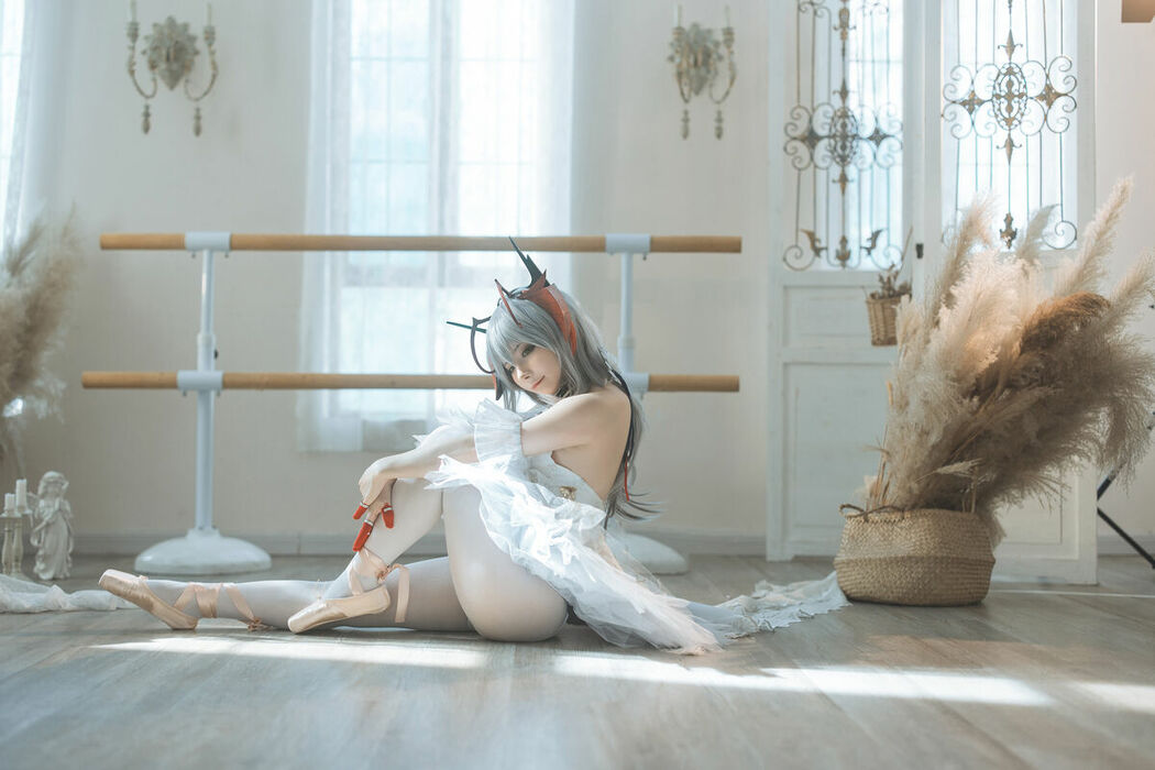 Coser@是三不是世w – 明日方舟 W 芭蕾 (28P)