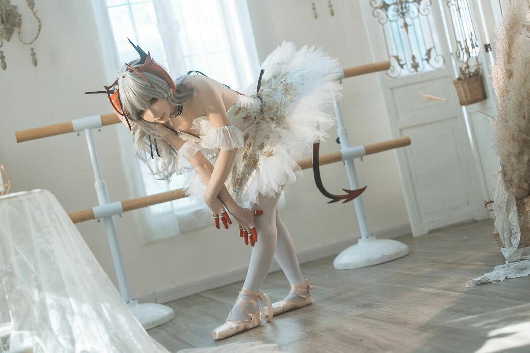 Coser@是三不是世w – 明日方舟 W 芭蕾 (28P)