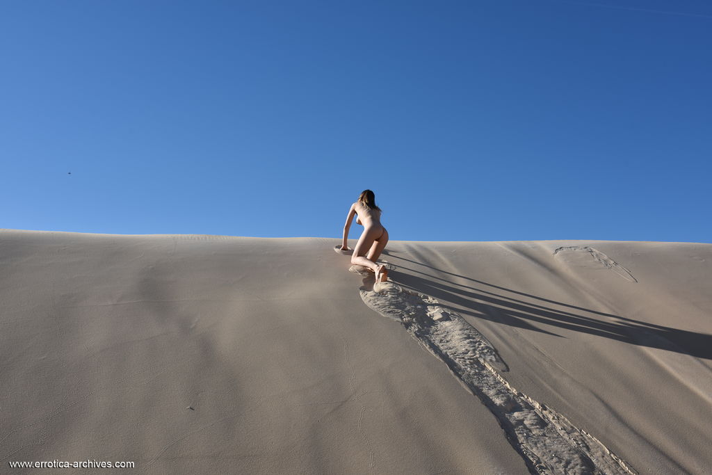 Maxa Getting Naked And Posing In Desert