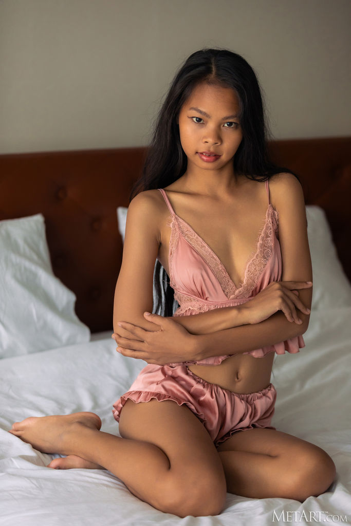 Po Perfectly Naked And Going Face Down On The Covers To Flaunt Her Flawless Booty