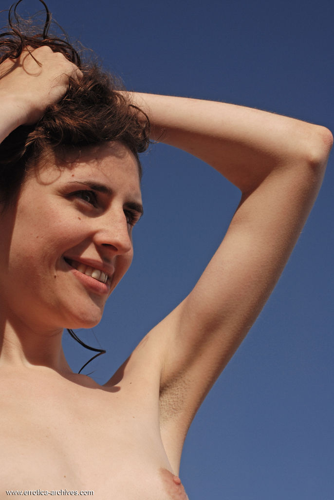 Ksu Horny Babe Shows Her All Natural Pleasures