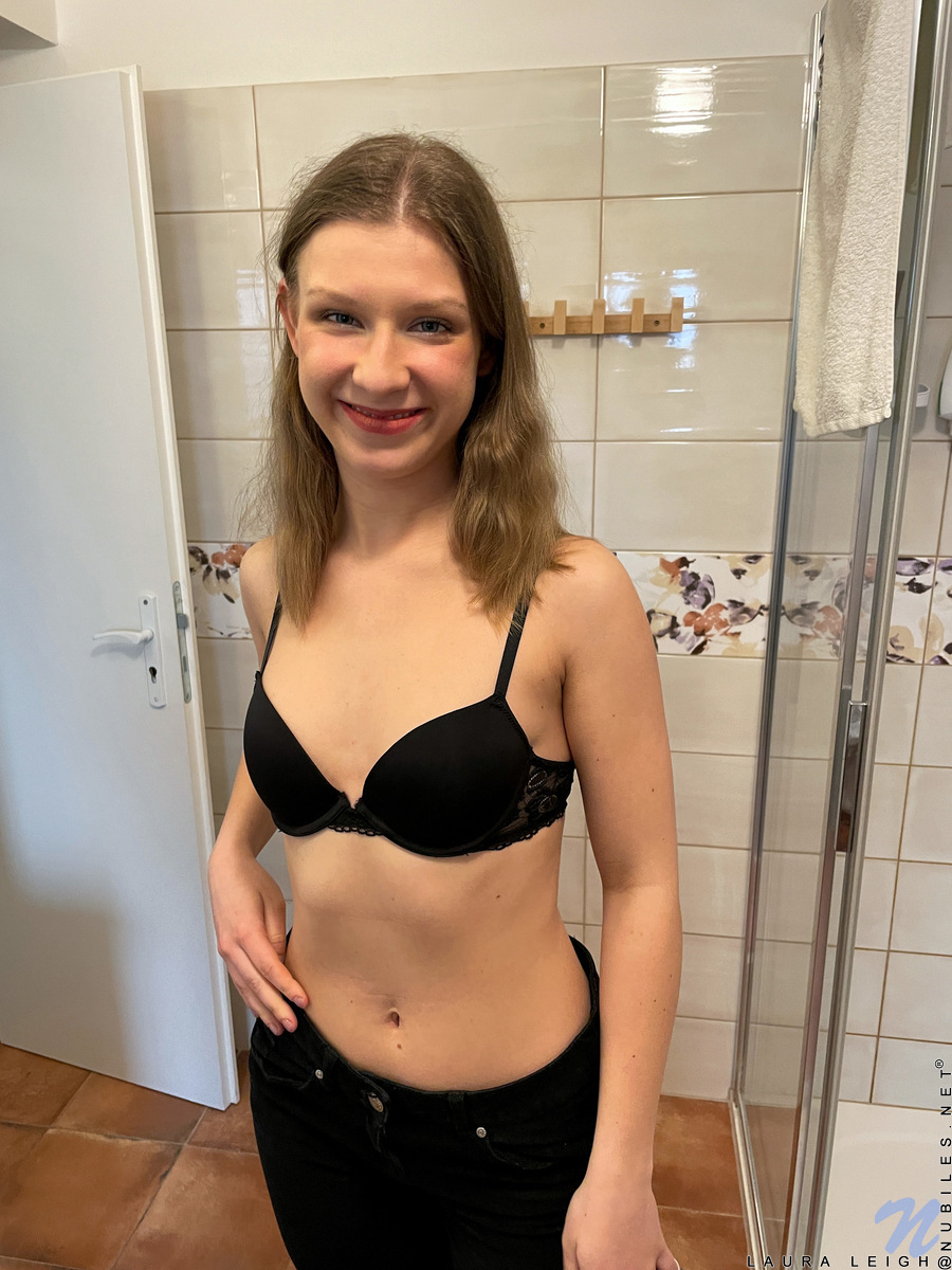 Laura Leigh Spraying Her Bald Twat With The Warm Water Is The Best Kind Of Masturbation