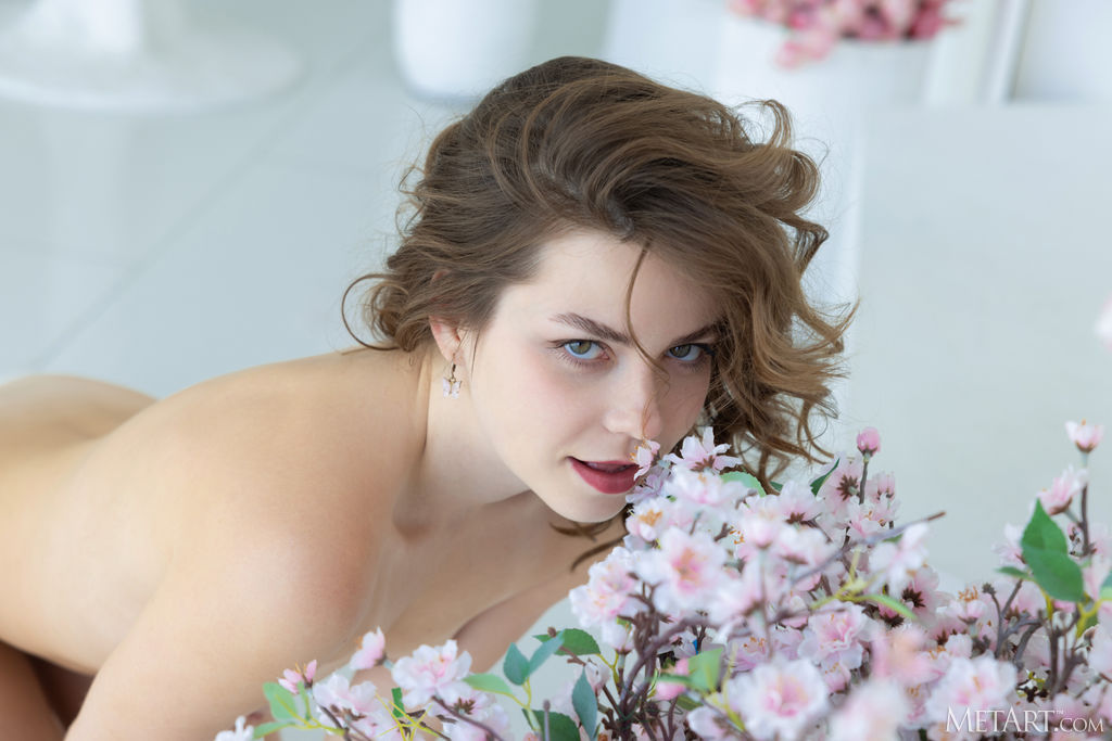 Julia Morozzi Vivacious Beauty's Gorgeous Hazel Eyes Sparkle As She Poses Provocatively