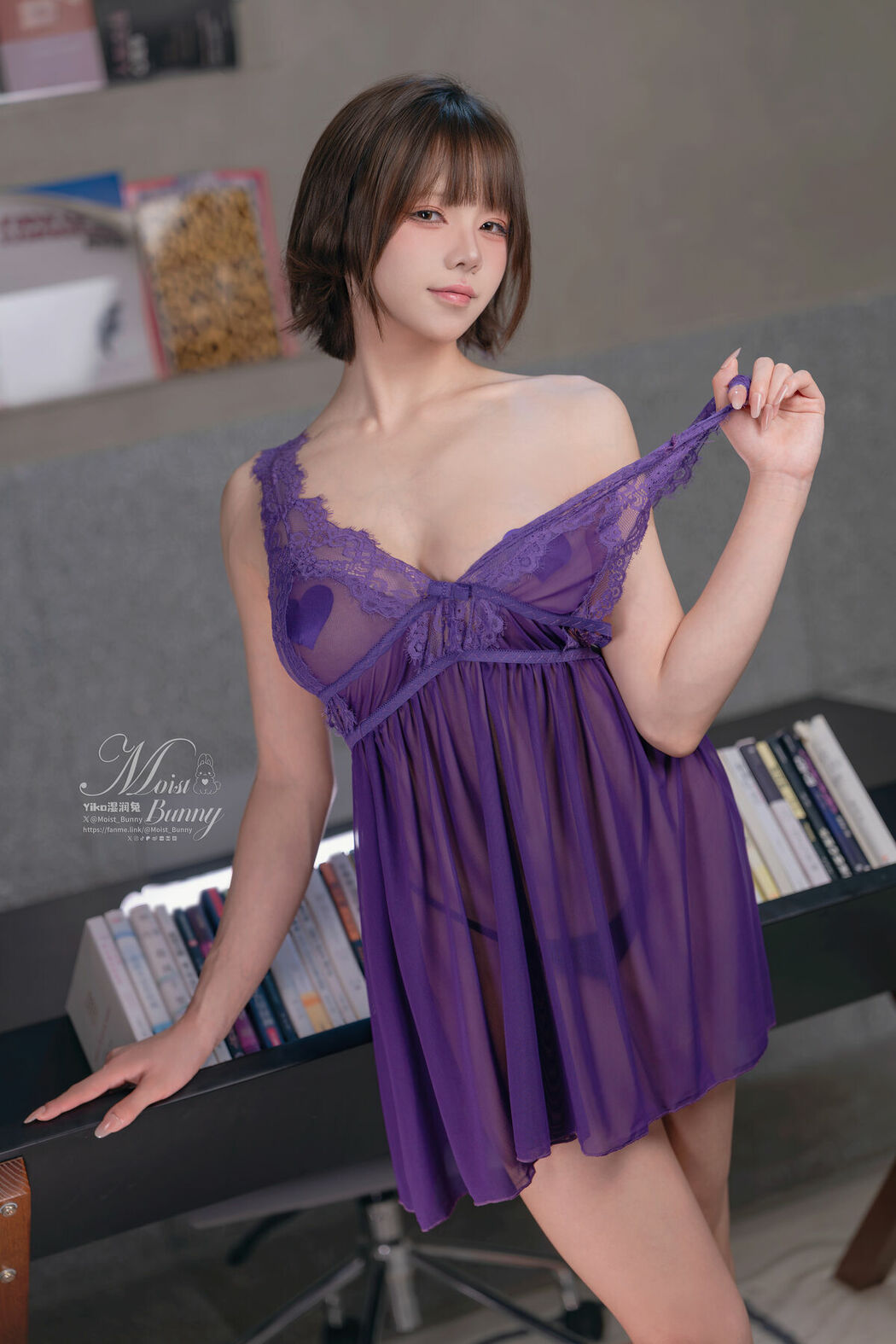 Coser@黏黏团子兔 – 2025.11月月票特典 加班秘书 (33P)