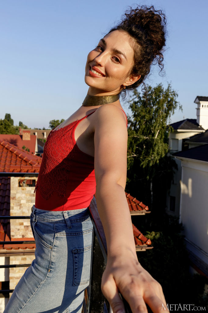 Electra Noir Naked And Stepping Into The Shower