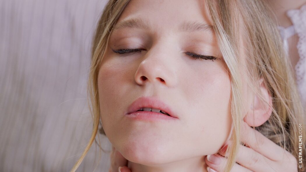 UltraFilms Diana Heaven And Hayli Sanders – Seducing Hot Starlet