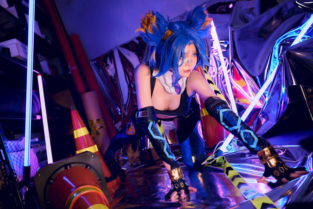 Coser@ZinieQ – Valorant Neon (41P – 2V)