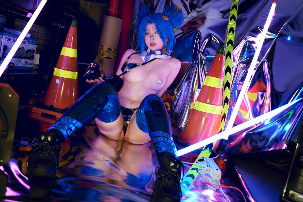 Coser@ZinieQ – Valorant Neon (41P – 2V)
