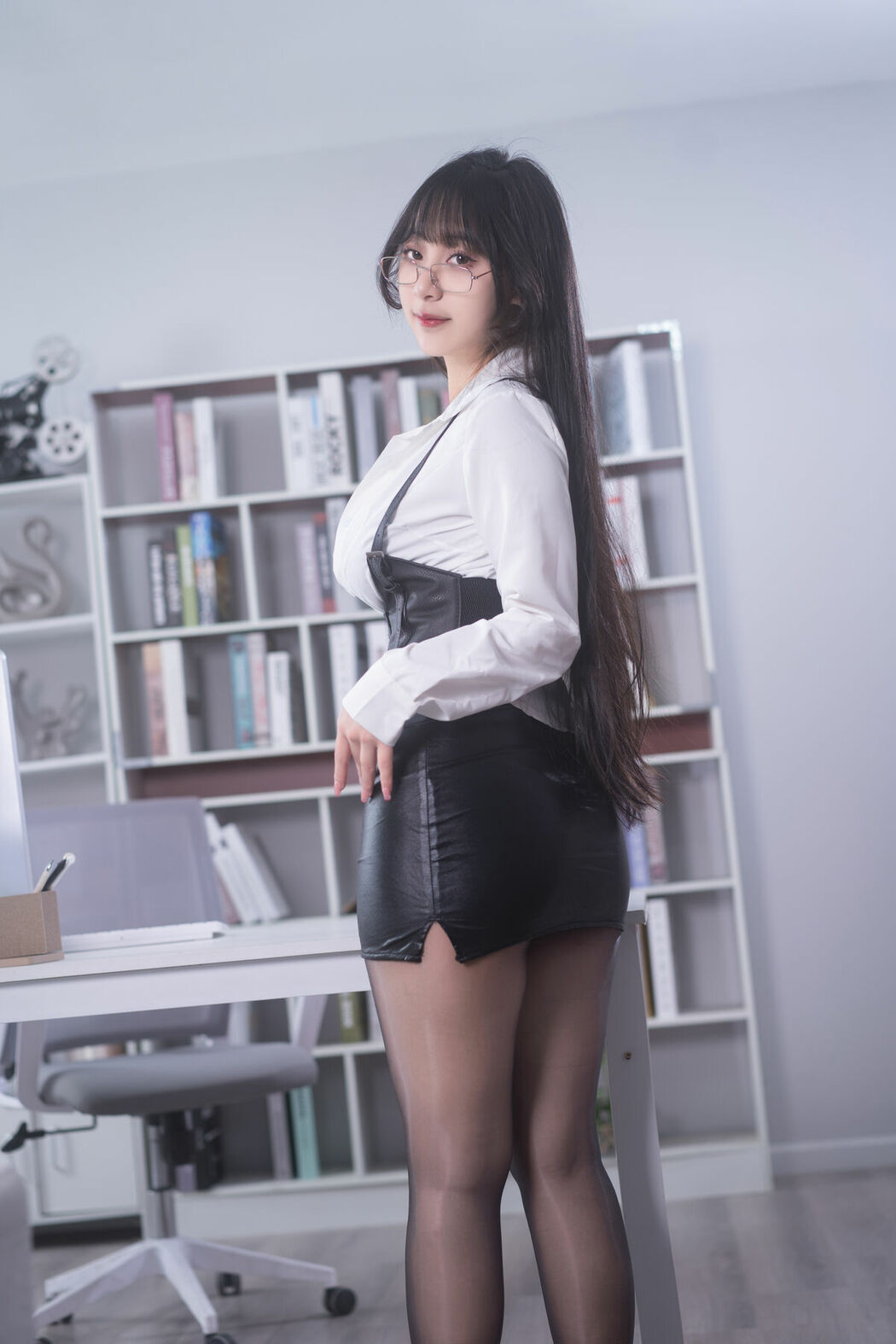 Coser@浅安安 – OL眼镜娘 (21P)