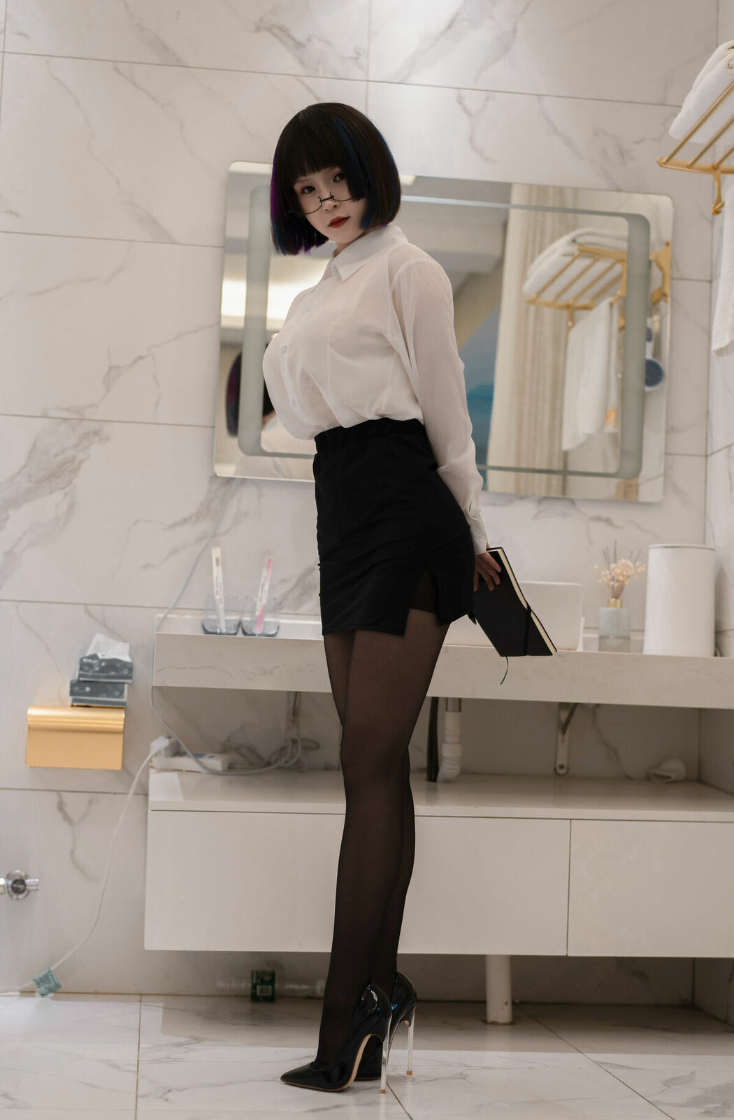 Coser@晕崽Zz – 迷情小秘 (44P)