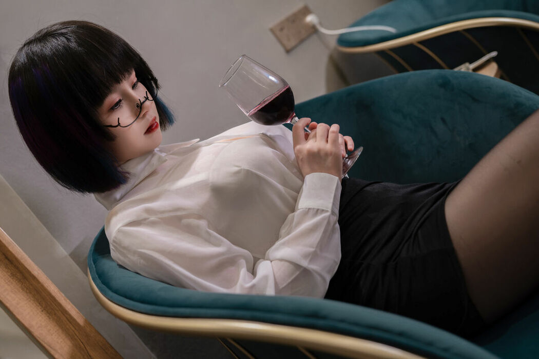 Coser@晕崽Zz – 迷情小秘 (44P)