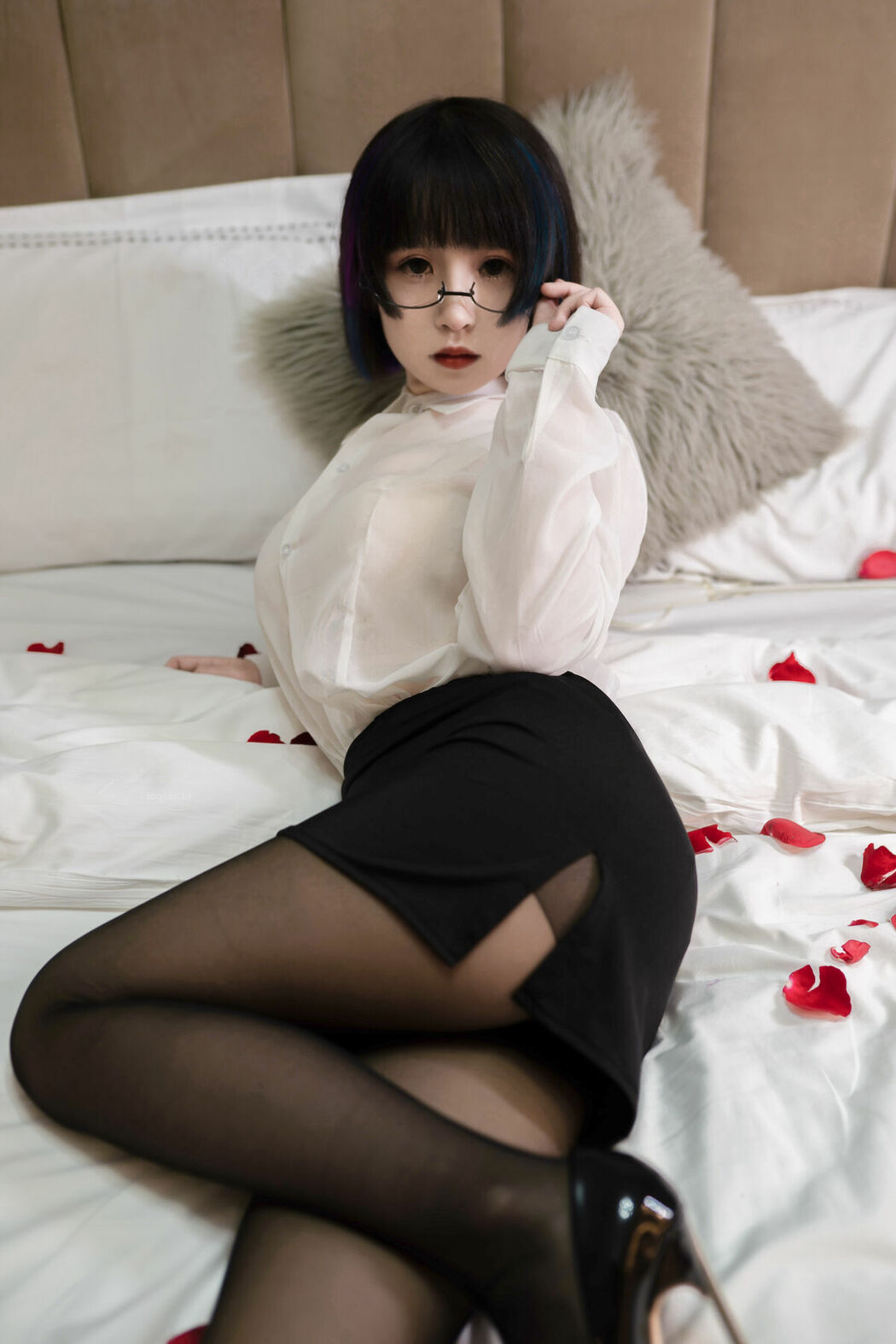 Coser@晕崽Zz – 迷情小秘 (44P)