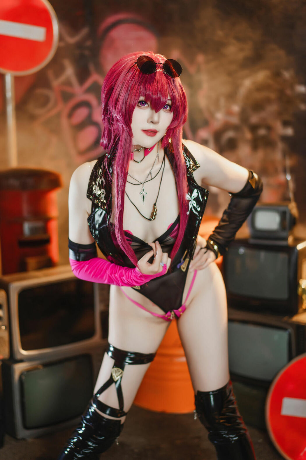 Coser@Natsuko夏夏子 – 崩坏&middot;星穹铁道 卡芙卡 朋克同人 (61P)