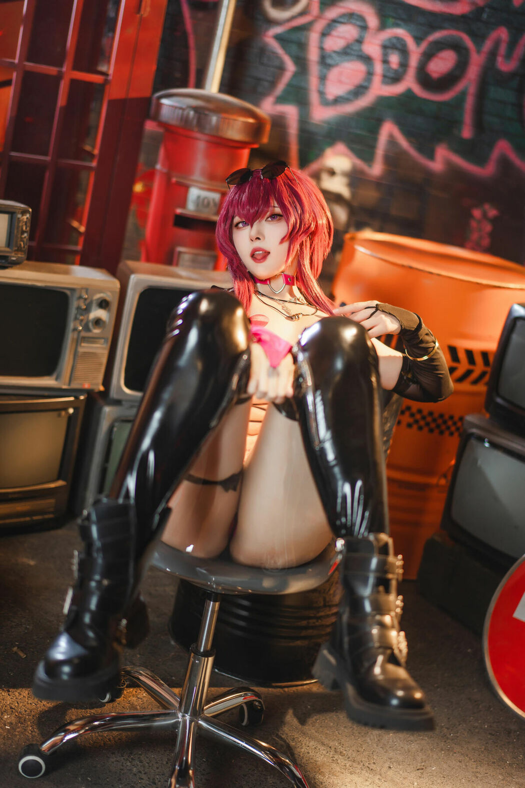 Coser@Natsuko夏夏子 – 崩坏&middot;星穹铁道 卡芙卡 朋克同人 (61P)