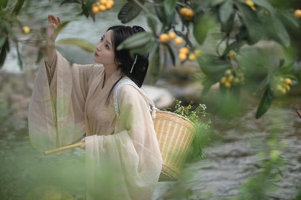 YiTuYu艺图语 Vol.10020 Xiao Wen Nuan Xiang Yao Ge Da Tai Yang (18P)