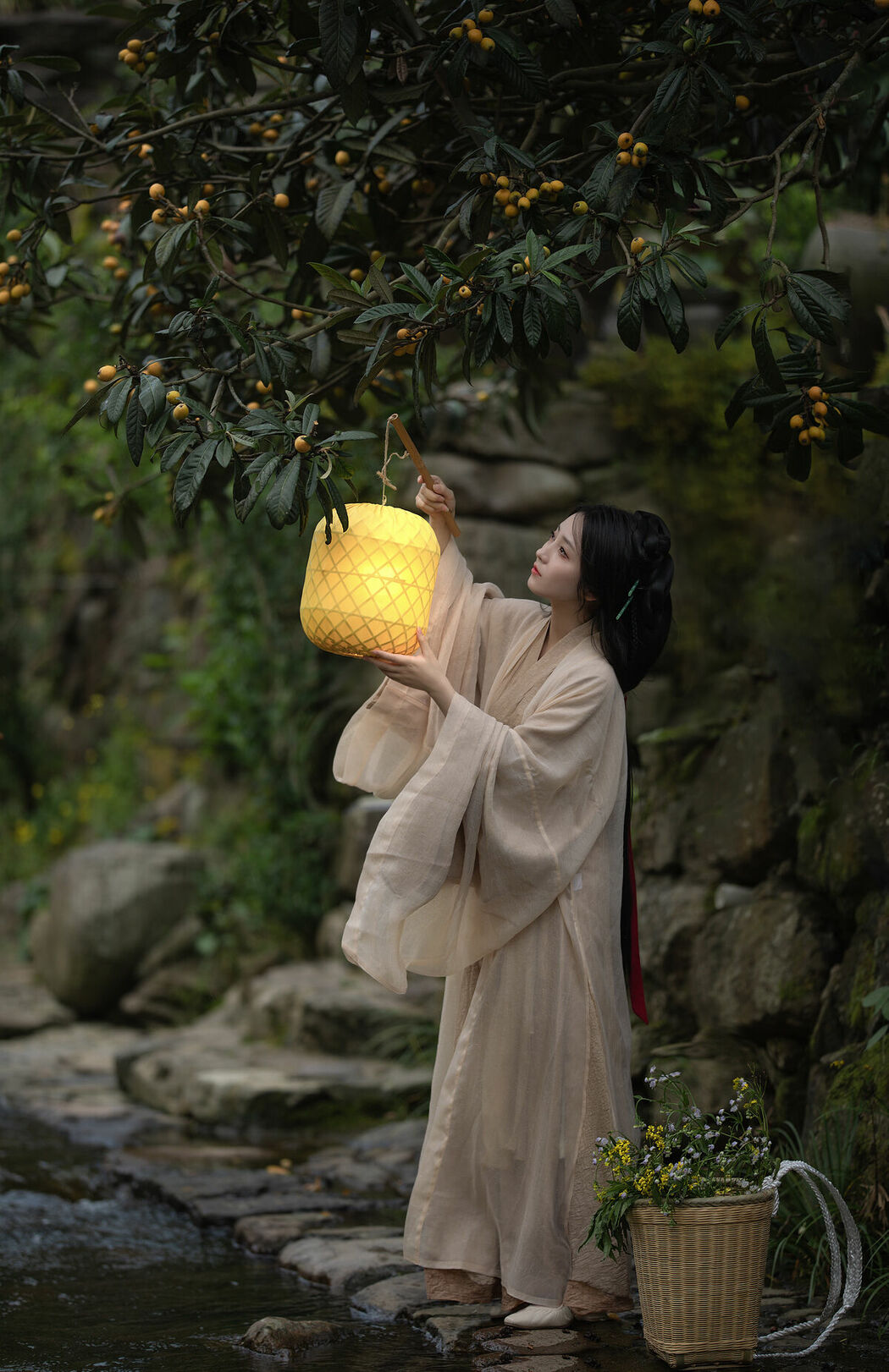 YiTuYu艺图语 Vol.10020 Xiao Wen Nuan Xiang Yao Ge Da Tai Yang (18P)