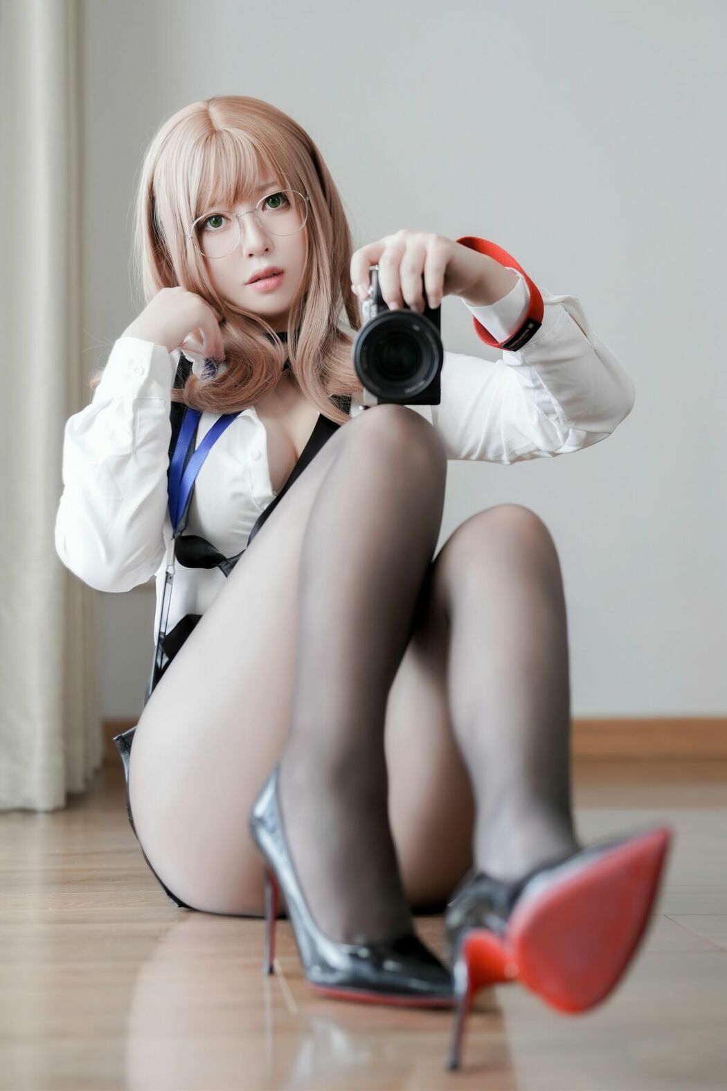 Coser@半半子 – Nikke胜利女神 艾玛秘书 (77P)