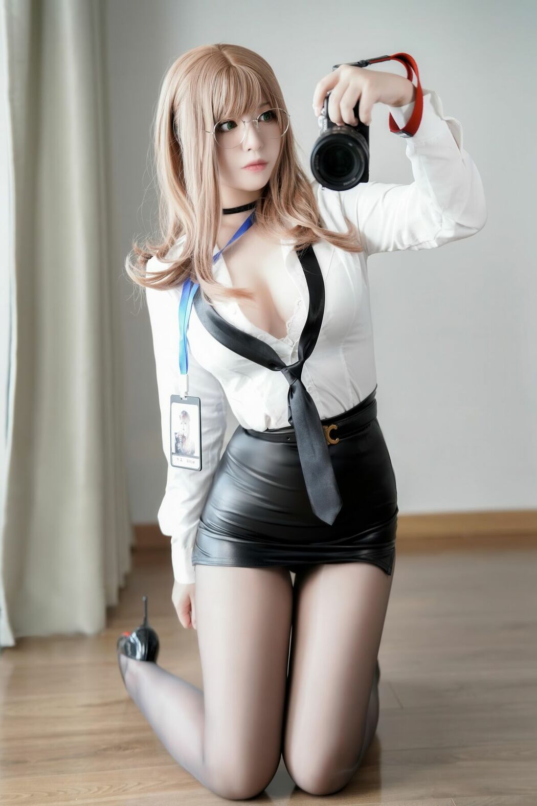 Coser@半半子 – Nikke胜利女神 艾玛秘书 (77P)