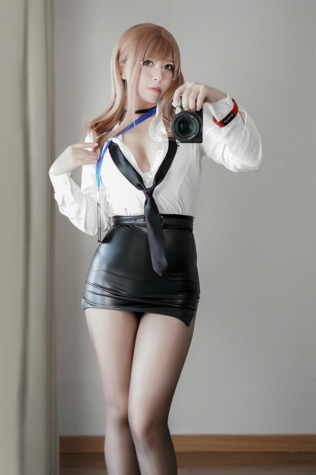Coser@半半子 – Nikke胜利女神 艾玛秘书 (77P)