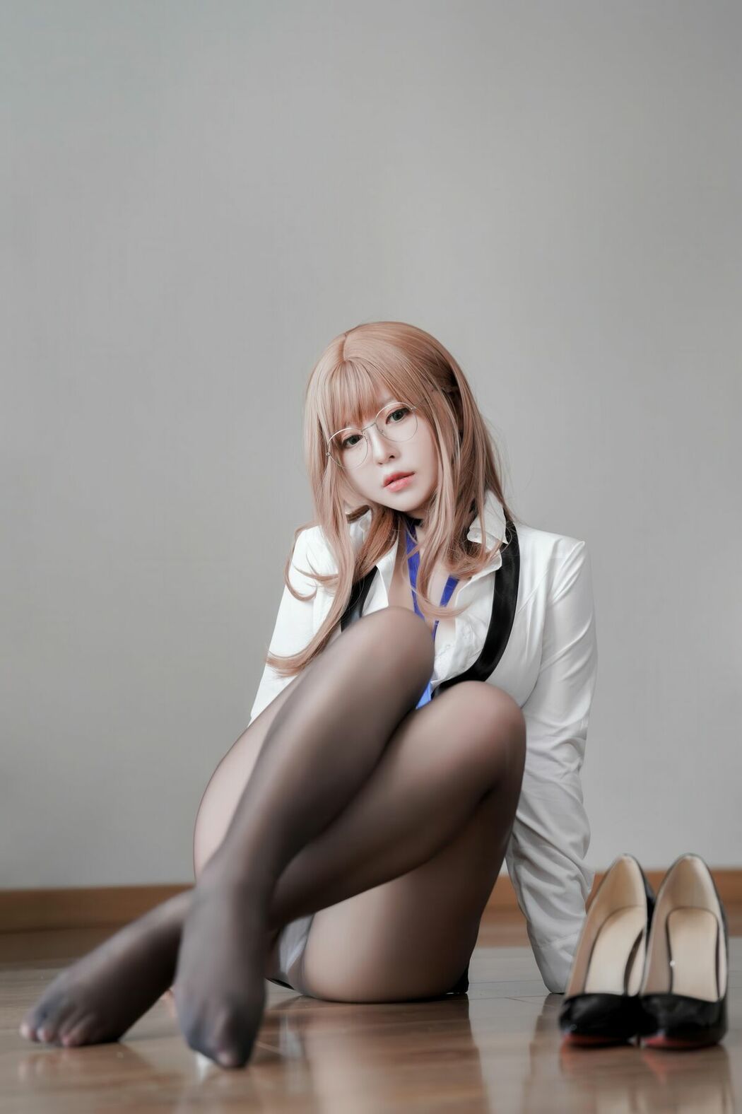 Coser@半半子 – Nikke胜利女神 艾玛秘书 (77P)