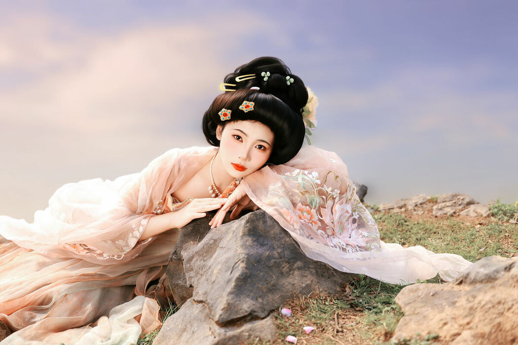 YiTuYu艺图语 Vol.10034 Fei Teng De Mi Zhou (24P)