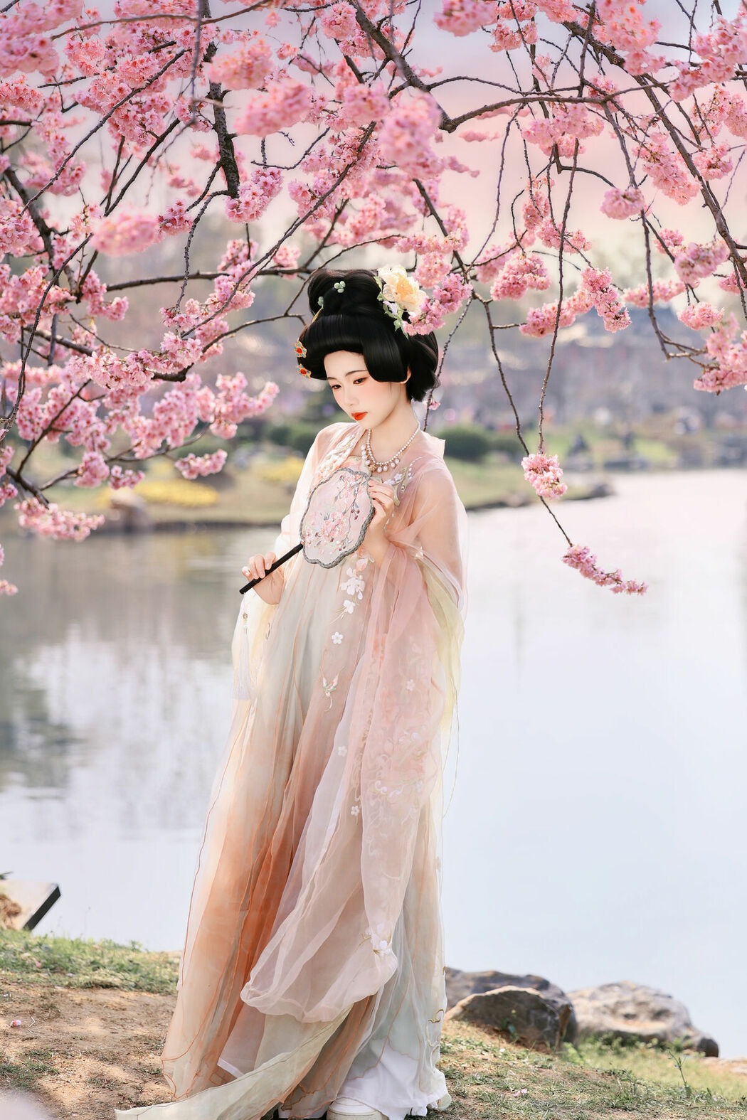 YiTuYu艺图语 Vol.10034 Fei Teng De Mi Zhou (24P)