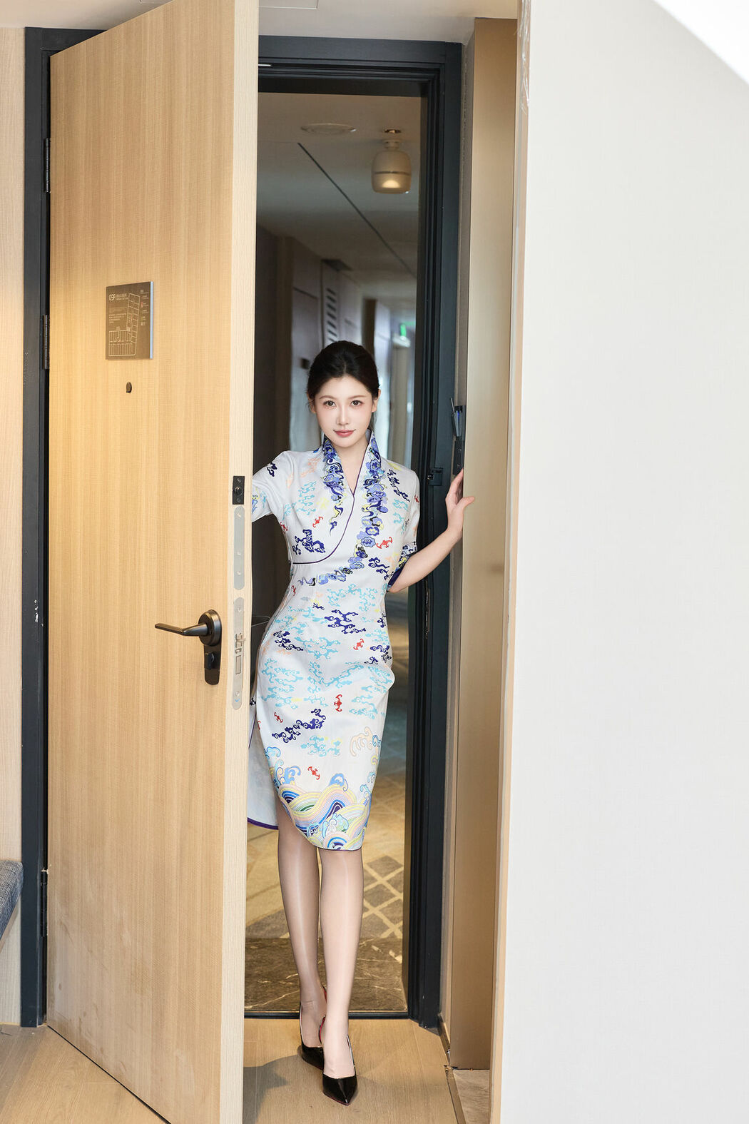 内购无水印 Yin Tian Tian 尹甜甜sunny – 秀人网模特 空姐的服务 (74P)