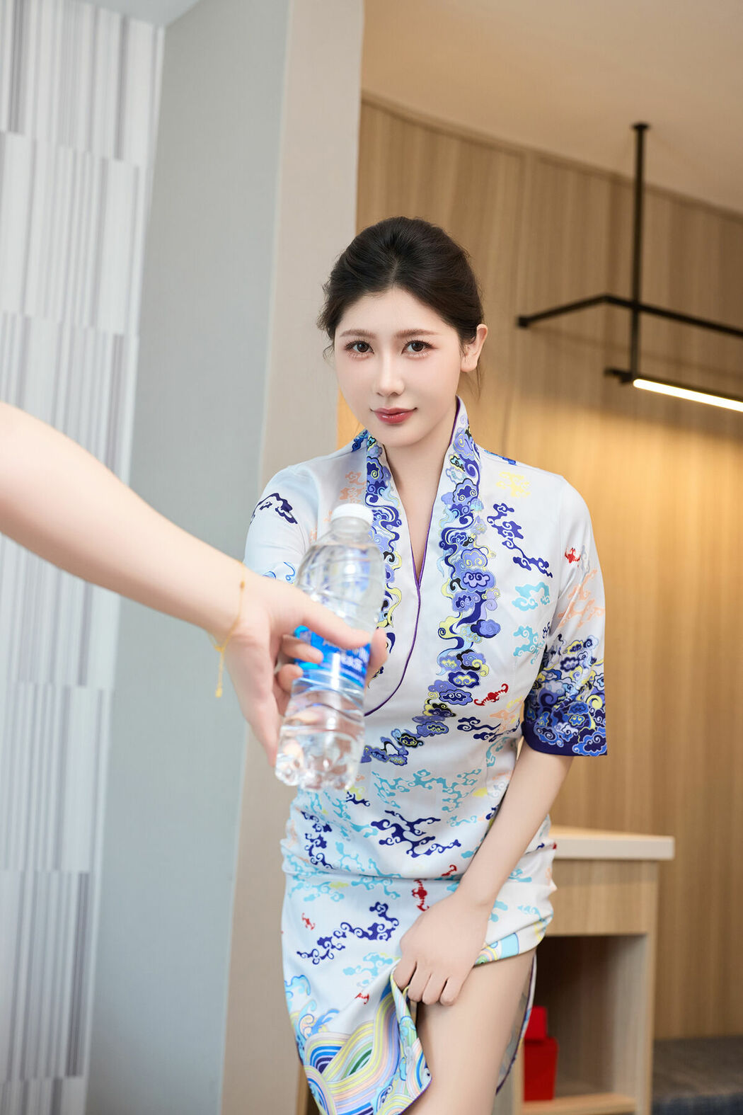 内购无水印 Yin Tian Tian 尹甜甜sunny – 秀人网模特 空姐的服务 (74P)